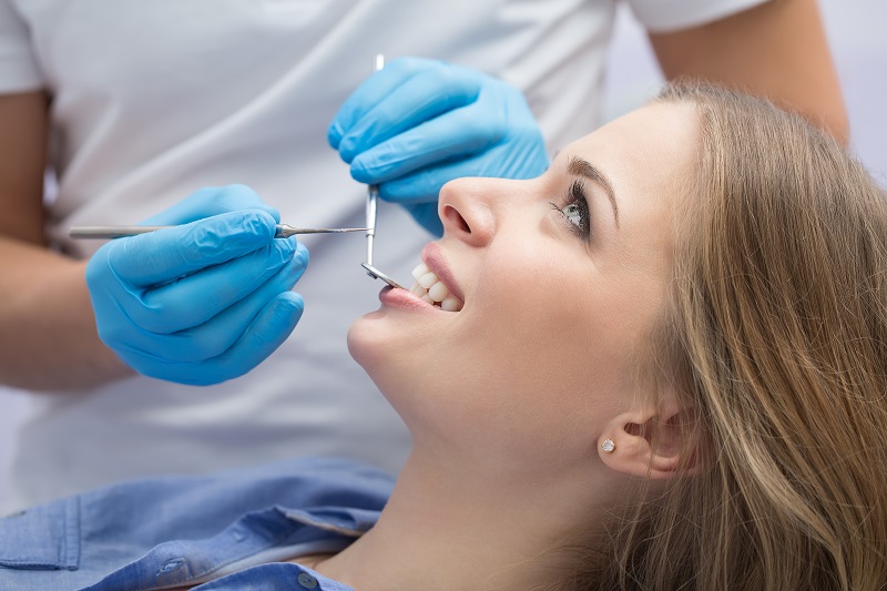 осмотр стоматологом перед отбеливанием