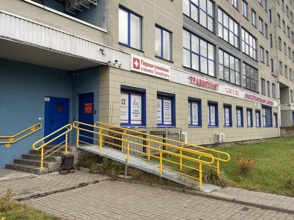 Многопрофильная клиника и Травматологическое отделение на Коломяжском пр., 27 (БЦ «Содружество»)